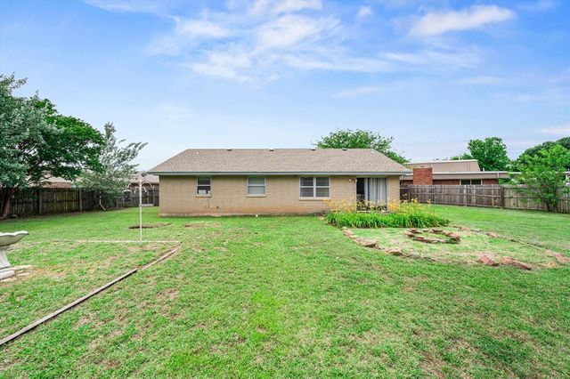 601 SW 27th Street, Moore, OK 73160