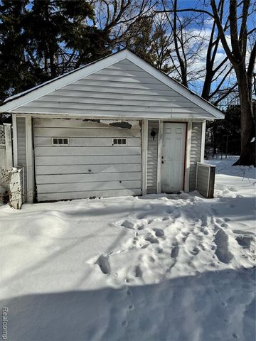 12010 Lakepointe Street, Detroit, MI 48224