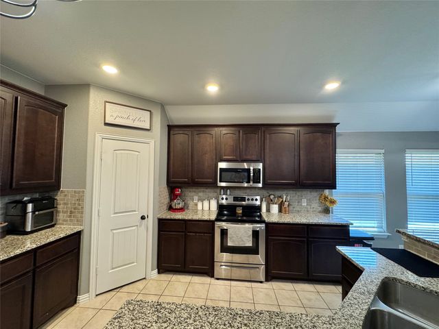 1816 Vallana Drive, Gainesville, TX 76240