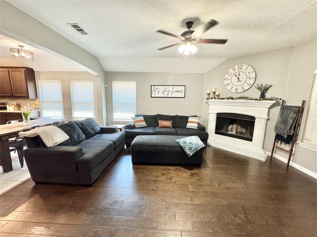 1816 Vallana Drive, Gainesville, TX 76240