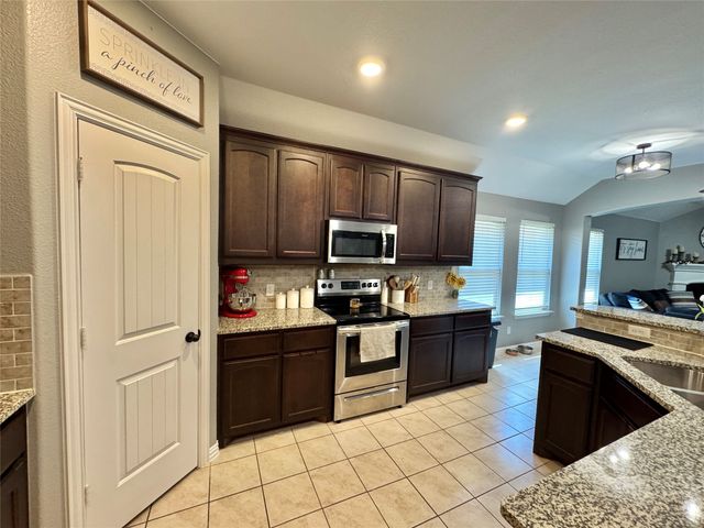 1816 Vallana Drive, Gainesville, TX 76240