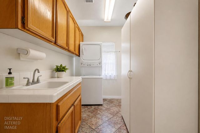 6141 Hall Ln, Carmichael, CA 95608