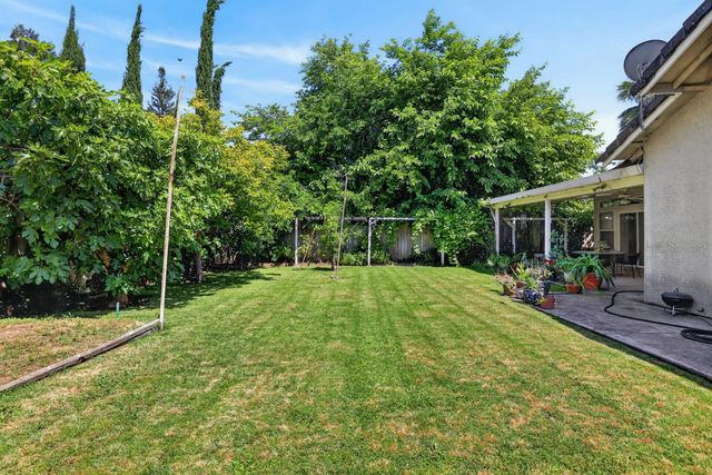 6141 Hall Ln, Carmichael, CA 95608