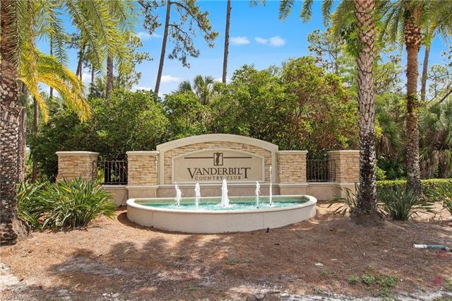 8239 Parkstone PL 102, Naples, FL 34120