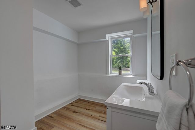 6 Brook St, Peapack Gladstone Boro, NJ 07977