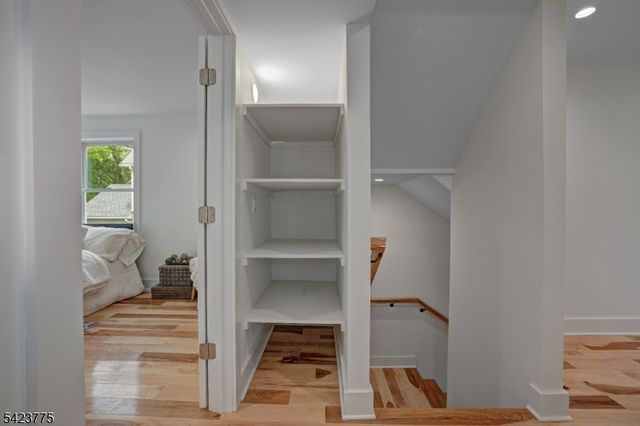 6 Brook St, Peapack Gladstone Boro, NJ 07977