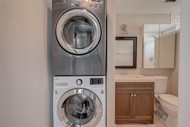 1110 E 24th Street B, Houston, TX 77009