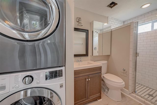 1110 E 24th Street B, Houston, TX 77009