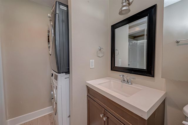 1110 E 24th Street B, Houston, TX 77009
