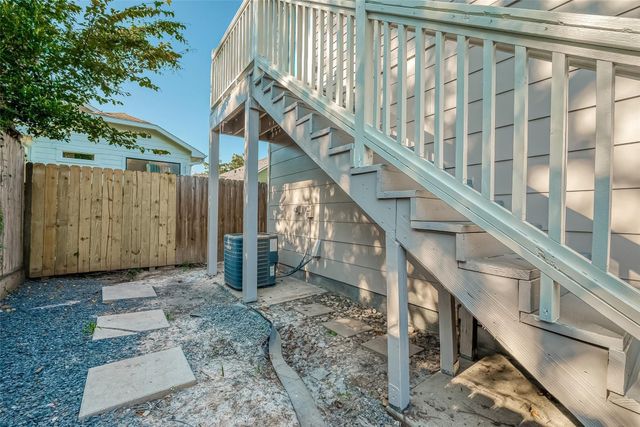 1110 E 24th Street B, Houston, TX 77009