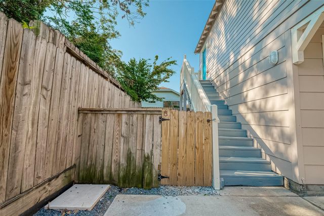 1110 E 24th Street B, Houston, TX 77009