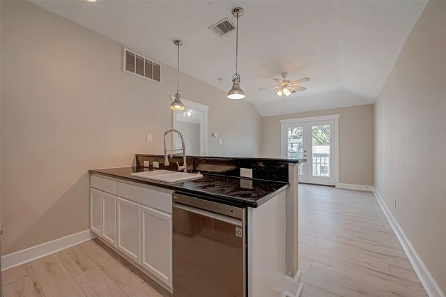 1110 E 24th Street B, Houston, TX 77009