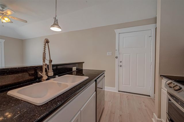 1110 E 24th Street B, Houston, TX 77009