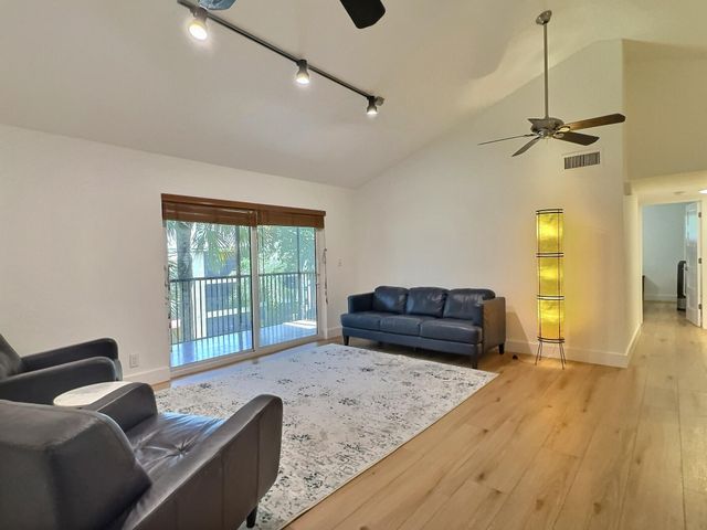 3017 N Oakland Forest Drive 308, Oakland Park, FL 33309