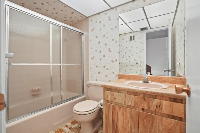 1111 Windward Dr, Pembroke Pines, FL 33026