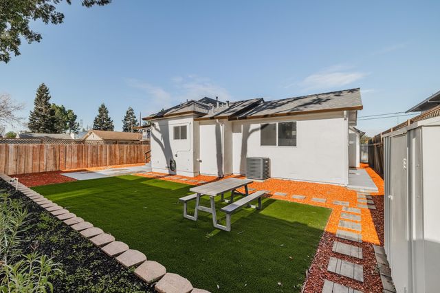 1900 Chestnut Street, Santa Clara, CA 95054