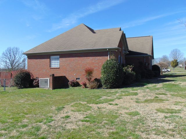 17 Eastridge Rd, Fayetteville, TN 37334
