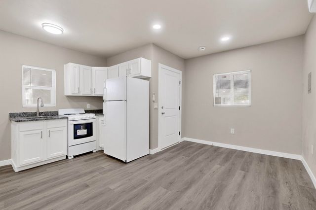 402 Hudson Avenue NW, Albuquerque, NM 87107