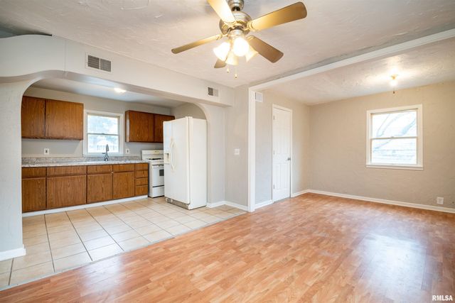 3302 N GALE Avenue, Peoria, IL 61604