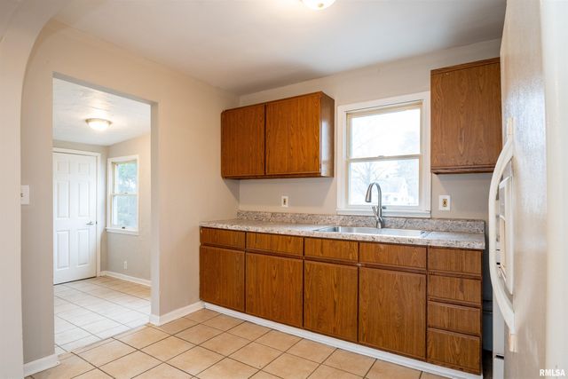 3302 N GALE Avenue, Peoria, IL 61604