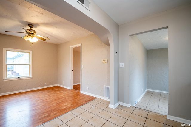 3302 N GALE Avenue, Peoria, IL 61604