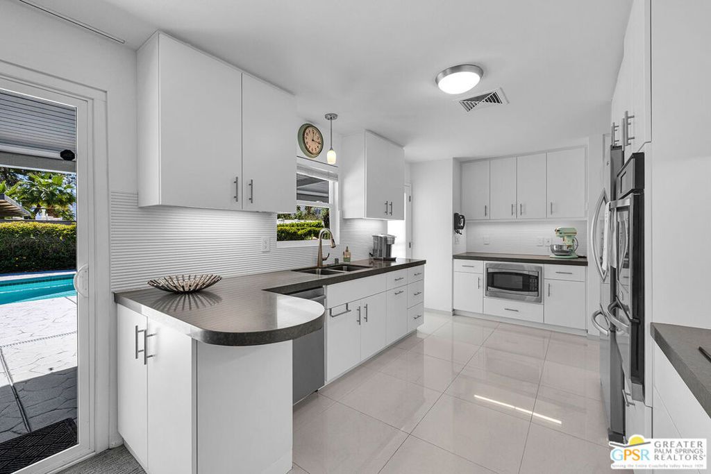 Image 8 of property listing at 2015 E Belding Drive, Palm Springs, CA 92262