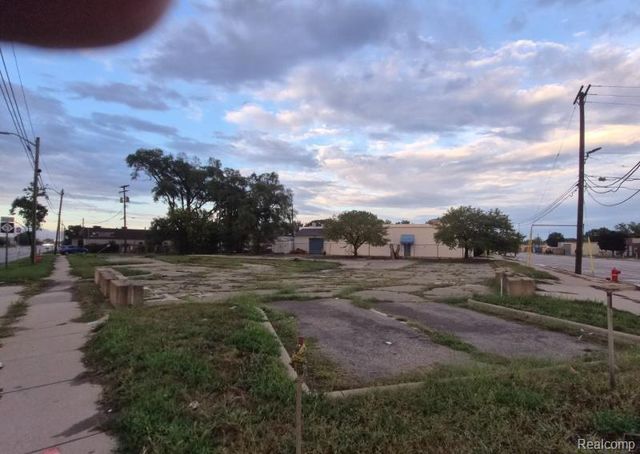 23060 Groesbeck Highway, Warren, MI 48089