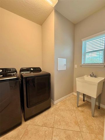 5703 VILLAGE CENTER DRIVE, Lithia, FL 33547
