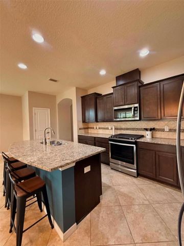 5703 VILLAGE CENTER DRIVE, Lithia, FL 33547