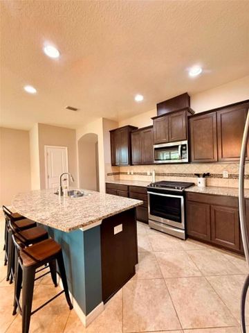 5703 VILLAGE CENTER DRIVE, Lithia, FL 33547