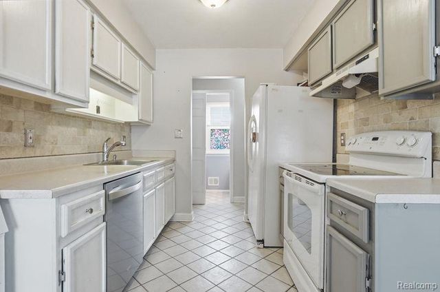 24624 Olde Orchard Street 121, Novi, MI 48375