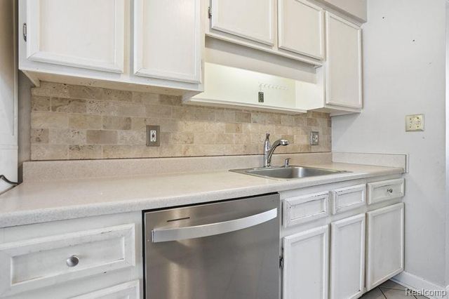 24624 Olde Orchard Street 121, Novi, MI 48375