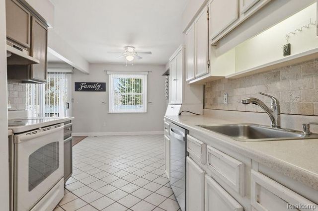 24624 Olde Orchard Street 121, Novi, MI 48375