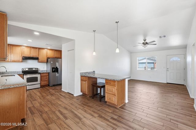 1695 W Calle Guadalajara, Tucson, AZ 85713