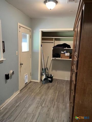 615 Hoskins Broadway Street, El Campo, TX 77437