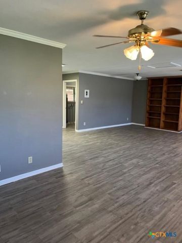 615 Hoskins Broadway Street, El Campo, TX 77437