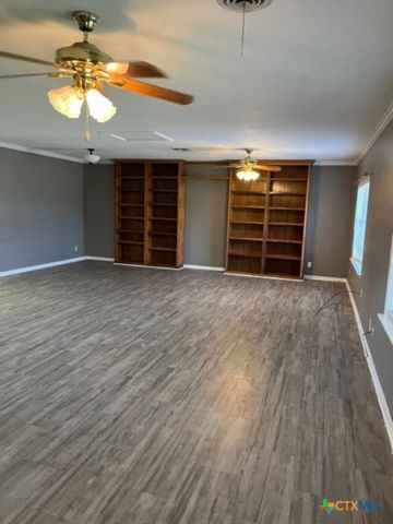 615 Hoskins Broadway Street, El Campo, TX 77437