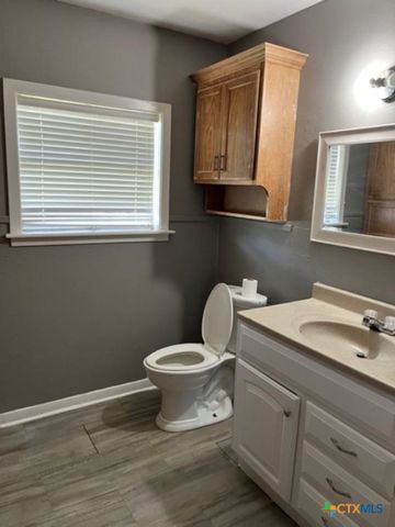 615 Hoskins Broadway Street, El Campo, TX 77437