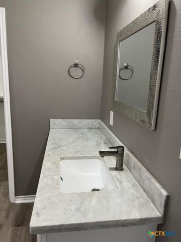 615 Hoskins Broadway Street, El Campo, TX 77437