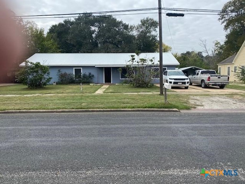615 Hoskins Broadway Street, El Campo, TX 77437