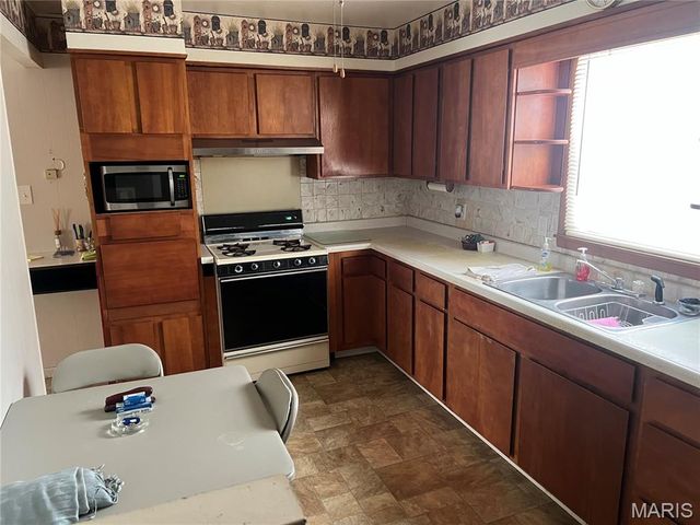 818 S Franklin Street, Litchfield, IL 62056