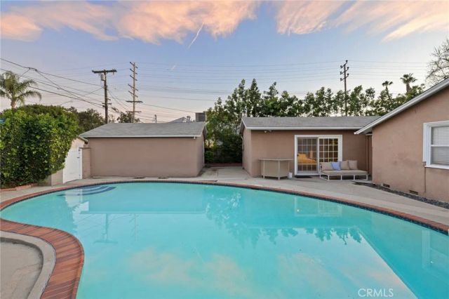 5208 Woodman, Sherman Oaks, CA 91401