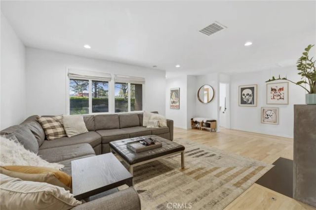 5208 Woodman, Sherman Oaks, CA 91401