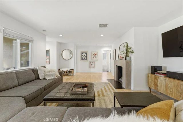 5208 Woodman, Sherman Oaks, CA 91401