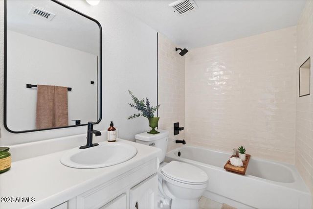 8432 E MALCOMB Drive, Scottsdale, AZ 85250