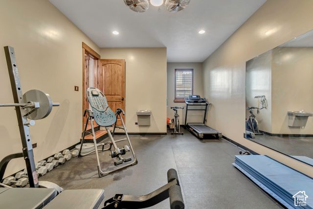 6455 S RAYMOND DR, South Weber, UT 84405
