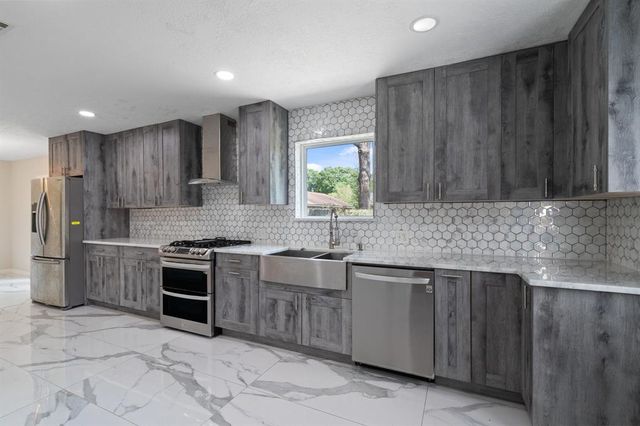 606 Pinebrook Lane, Baytown, TX 77521