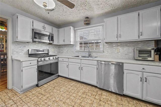 36 Whetstone DR, Hampton, VA 23666