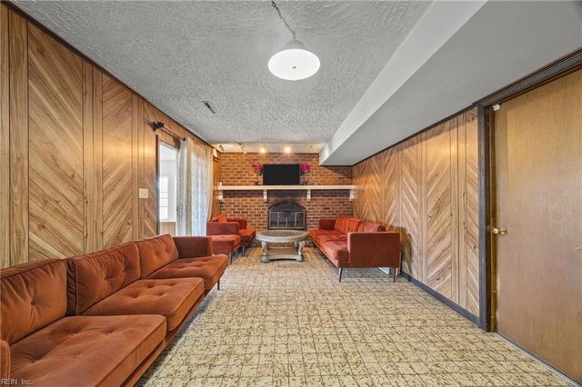 36 Whetstone DR, Hampton, VA 23666