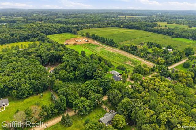 5824 Mack Road, Howell, MI 48855